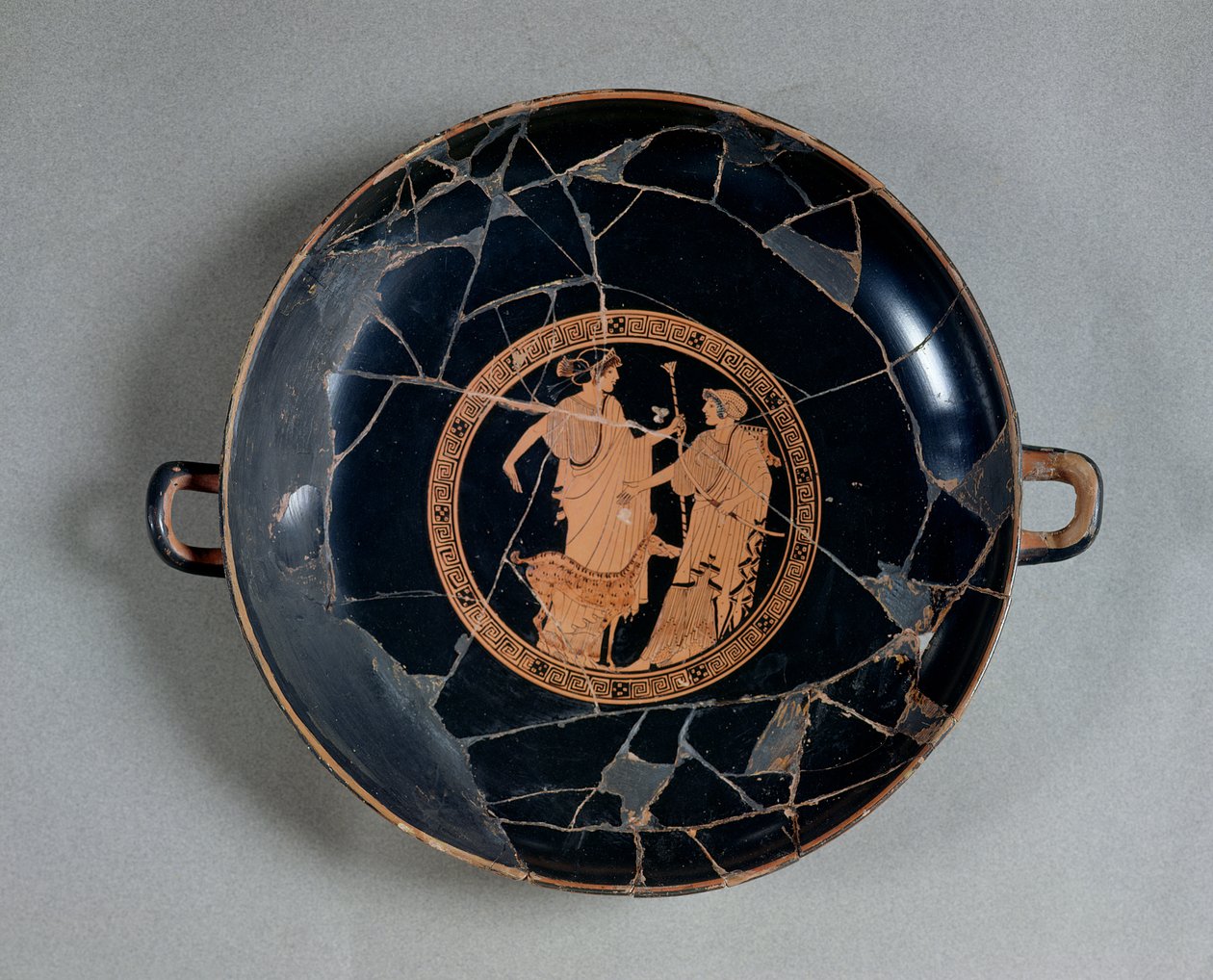 Vnitřek atikálního červenofigurového poháru s vyobrazením Apollóna a Artemidy, asi 495-490 př. n. l. (keramika) od Brygos Painter