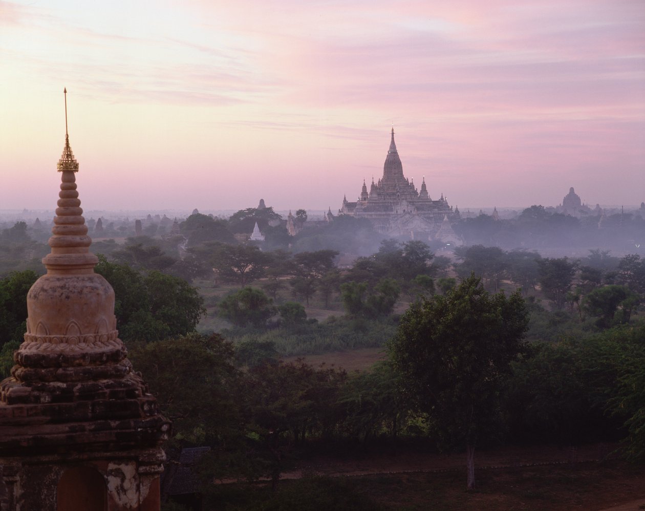 Chrám Ananda při východu slunce, postavený v roce 1090 od Burmese School