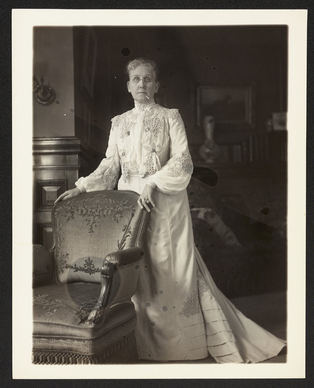 Paní John Arbuckle, cca 1900-10 (černobílá fotografie) od Burr William McIntosh