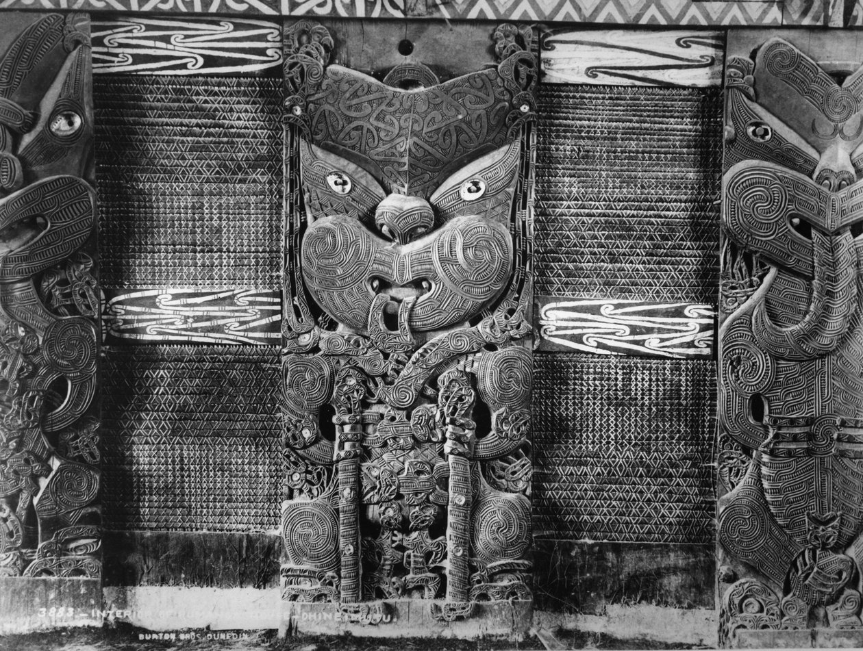 Maorské řezby a panely tukutuku v domě setkávání Tamatekapua v Ohinemutu, asi 80. léta 19. století od Burton Brothers Studio
