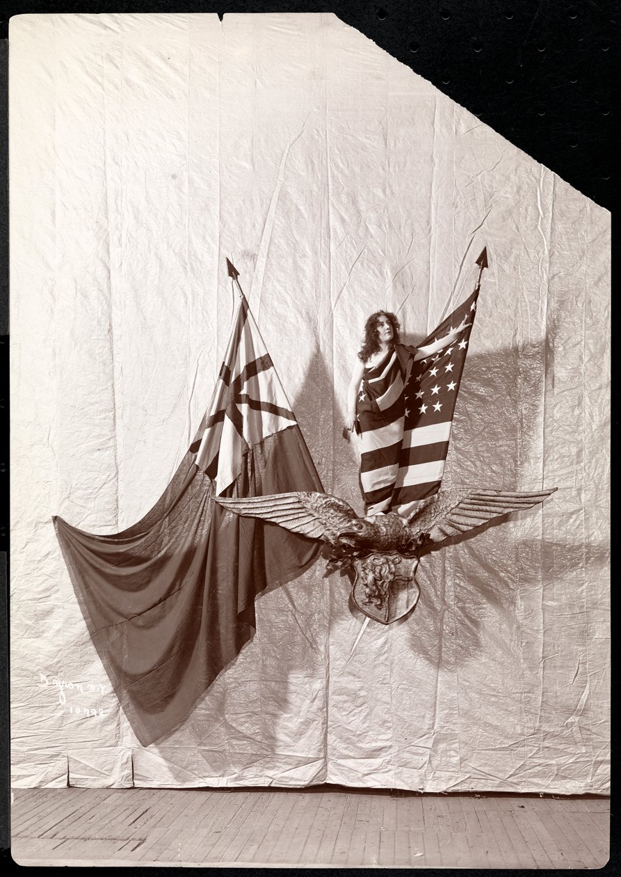 Živý obraz: model zahalený americkou vlajkou stojící na vrcholku sochy orla bělohlavého, 1900 nebo 1901 (stříbrný želatinový tisk) od Byron Company
