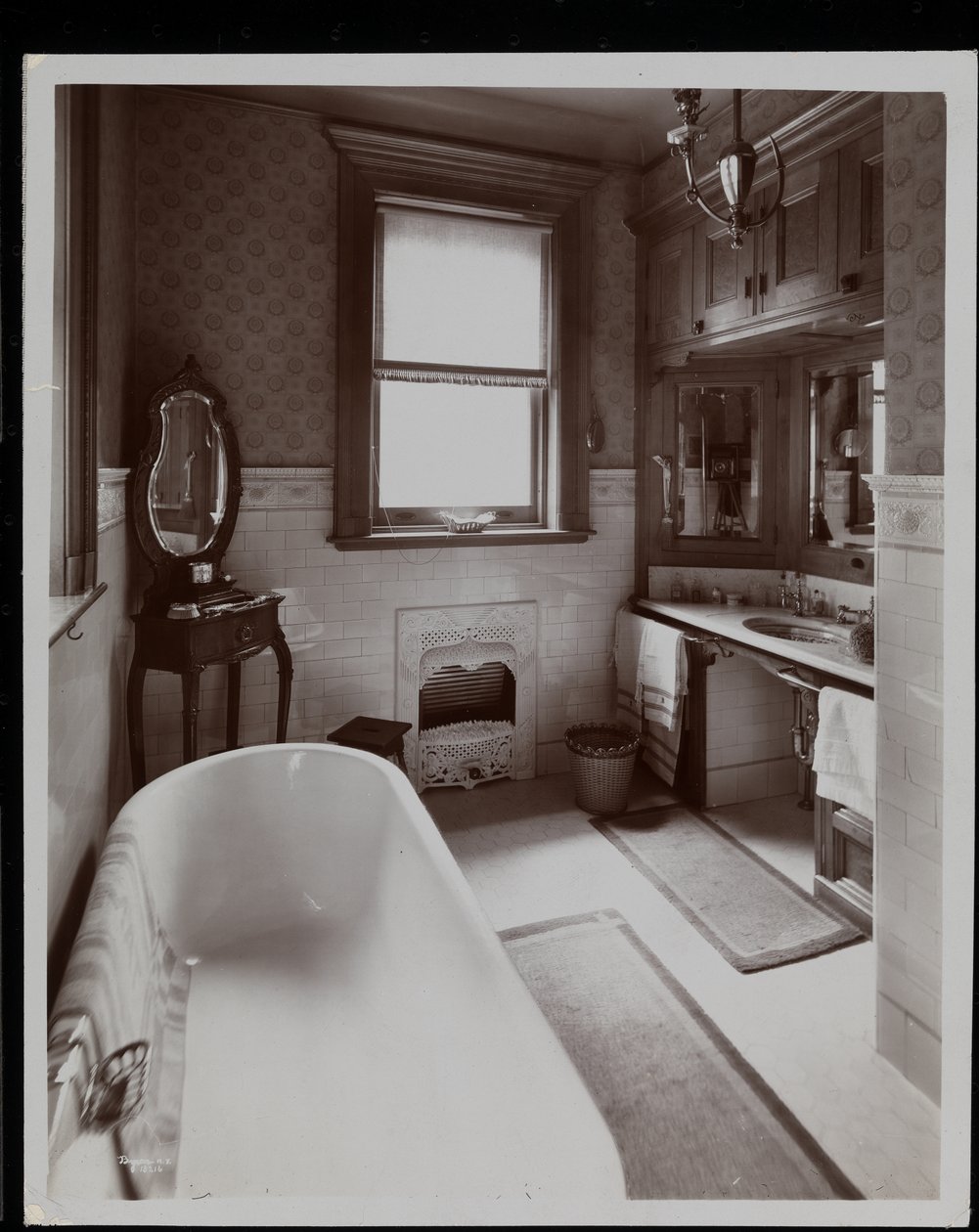 Koupelna v rezidenci Edwarda Brandeise na 16 West 88th Street, New York, 1902 (stříbrný želatinový tisk) od Byron Company