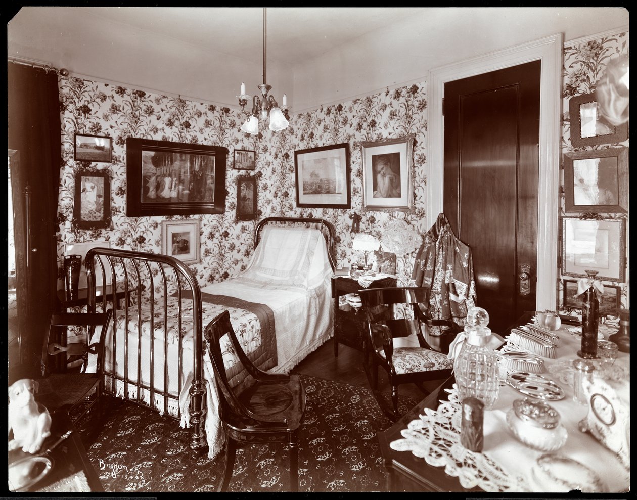 Ložnice v rezidenci paní Leslie Carterové, New York, 1903 (stříbrný želatinový tisk) od Byron Company