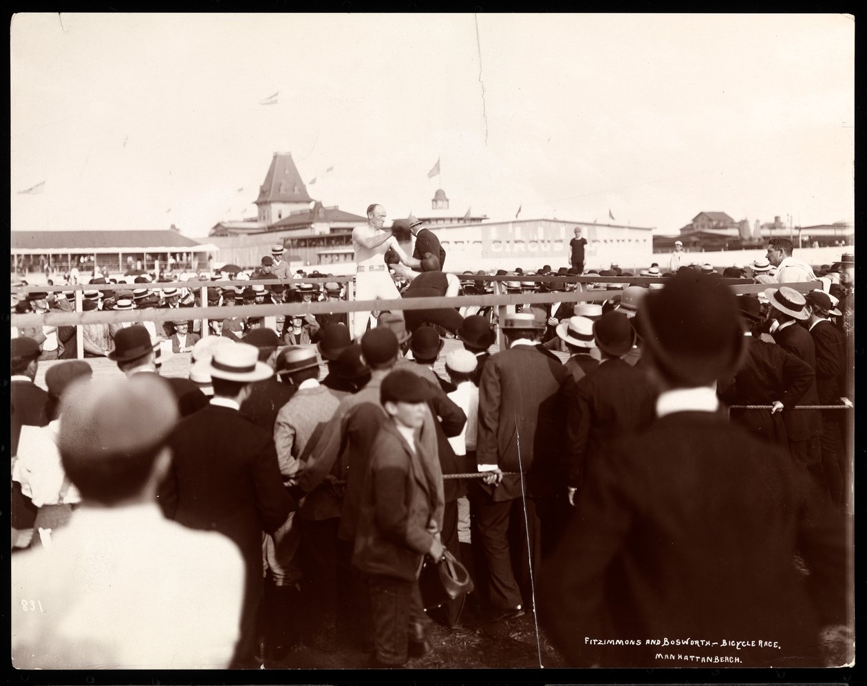 Boxerský zápas mezi Robertem Prometheem Fitzsimmonsem a Bosworthem v den cyklistického závodu na Manhattan Beach, New York, 1895 (stříbrný želatinový tisk) od Byron Company