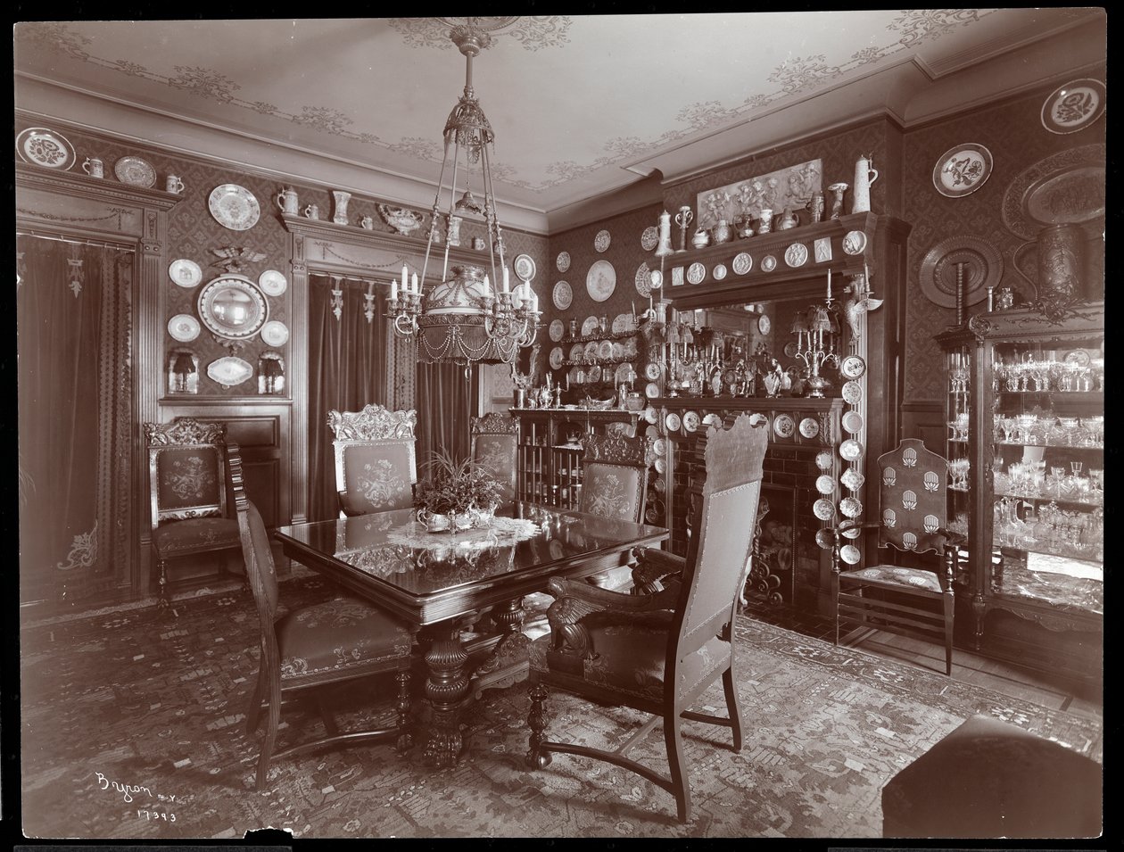 Jídelna v rezidenci Davida Belasca, 1903 nebo 1904 (stříbrný želatinový tisk) od Byron Company