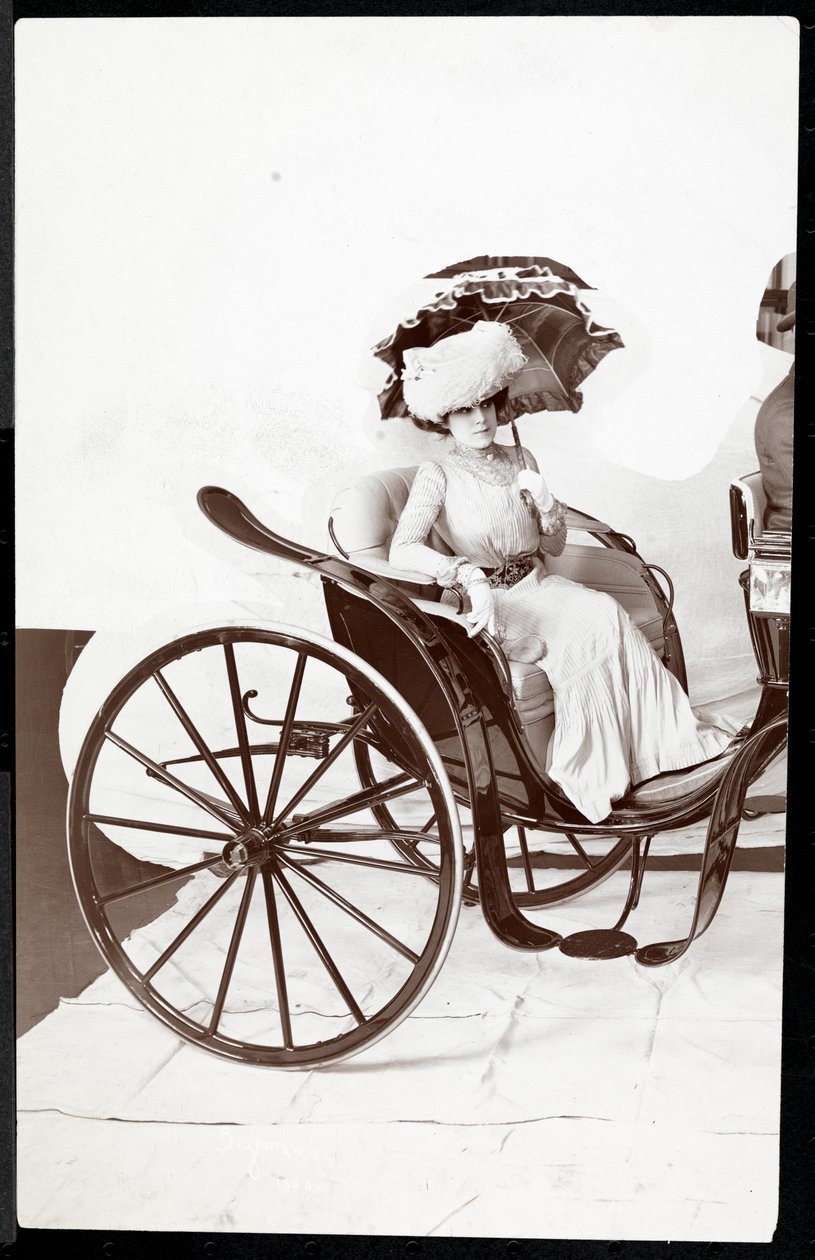Modelka sedící v kočáře a držící slunečník, 1902 (stříbrný želatinový tisk) od Byron Company