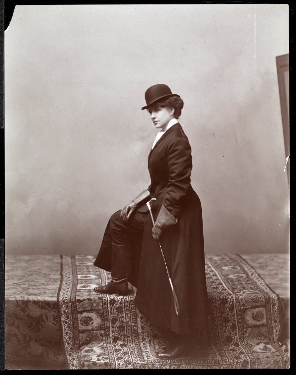 Modelka pózující v ateliéru ilustrátora Malcolma Strausse, kolem roku 1895 (stříbrný želatinový tisk) od Byron Company