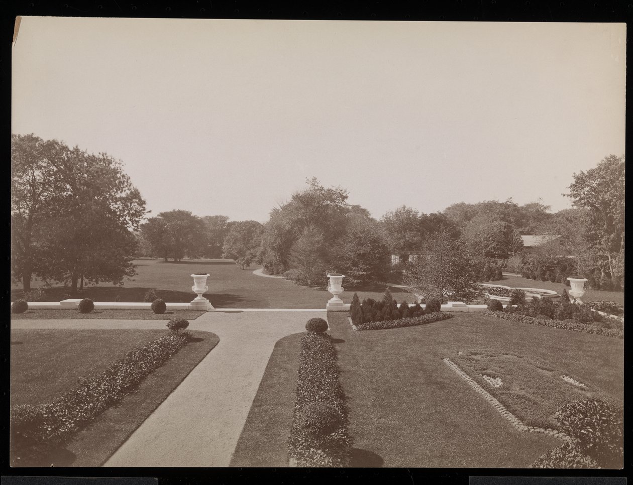 Formální zahrada u rezidence E. D. Berwinda, Newport, Rhode Island, asi 1905 (stříbrný želatinový tisk) od Byron Company