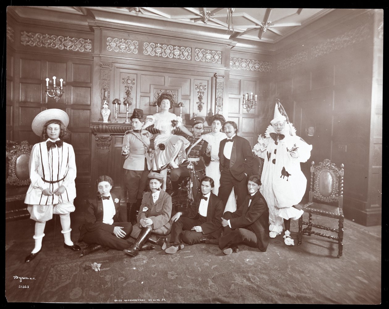 Skupina v kostýmu v domě slečny Morgenthau, 30 West 72nd Street, New York, 1906 (stříbrný želatinový tisk) od Byron Company