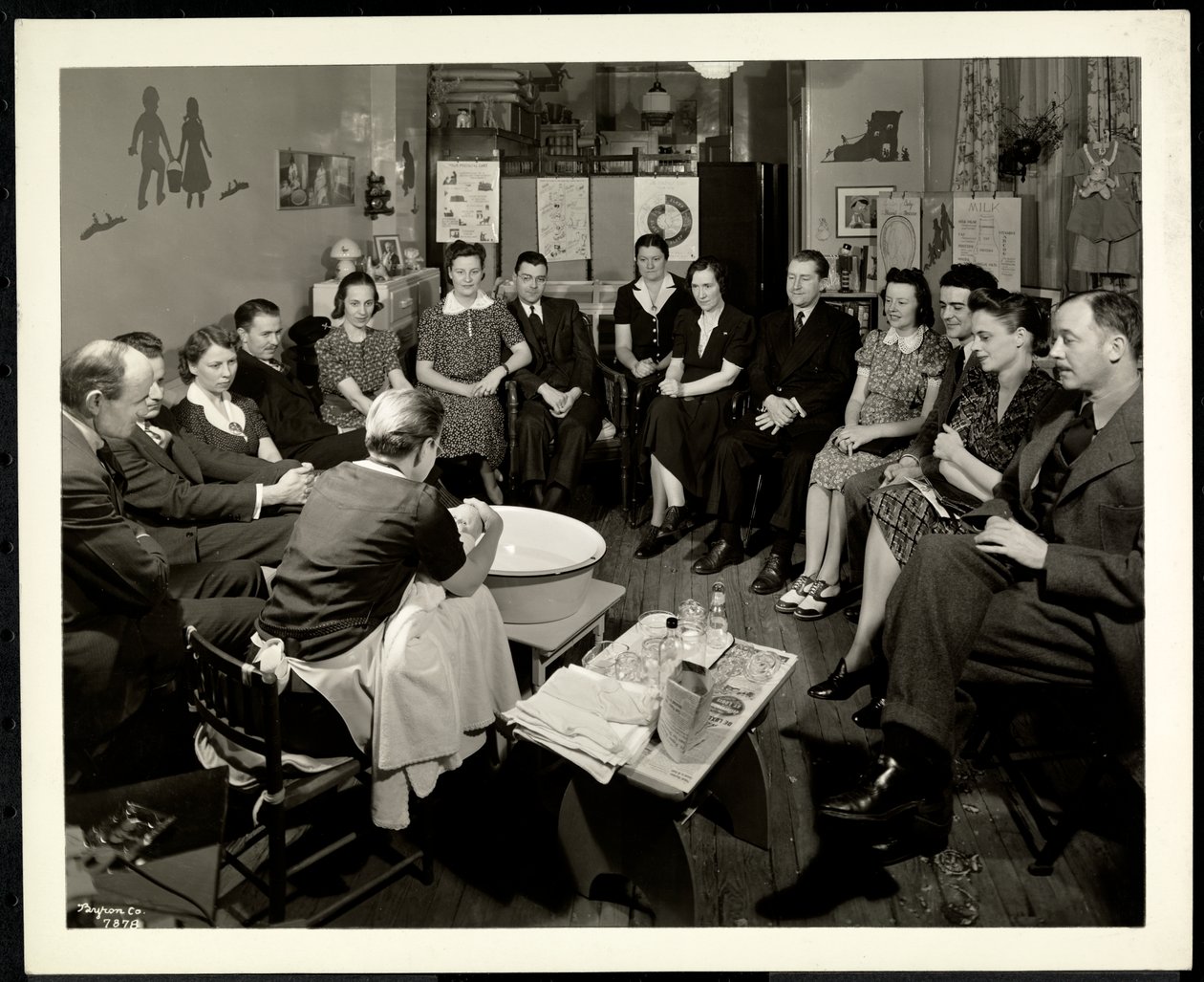 Skupina párů na hodině péče o děti v Mateřské poradenské službě 1359 York Avenue, New York, 1941 (stříbrný gelující tisk) od Byron Company