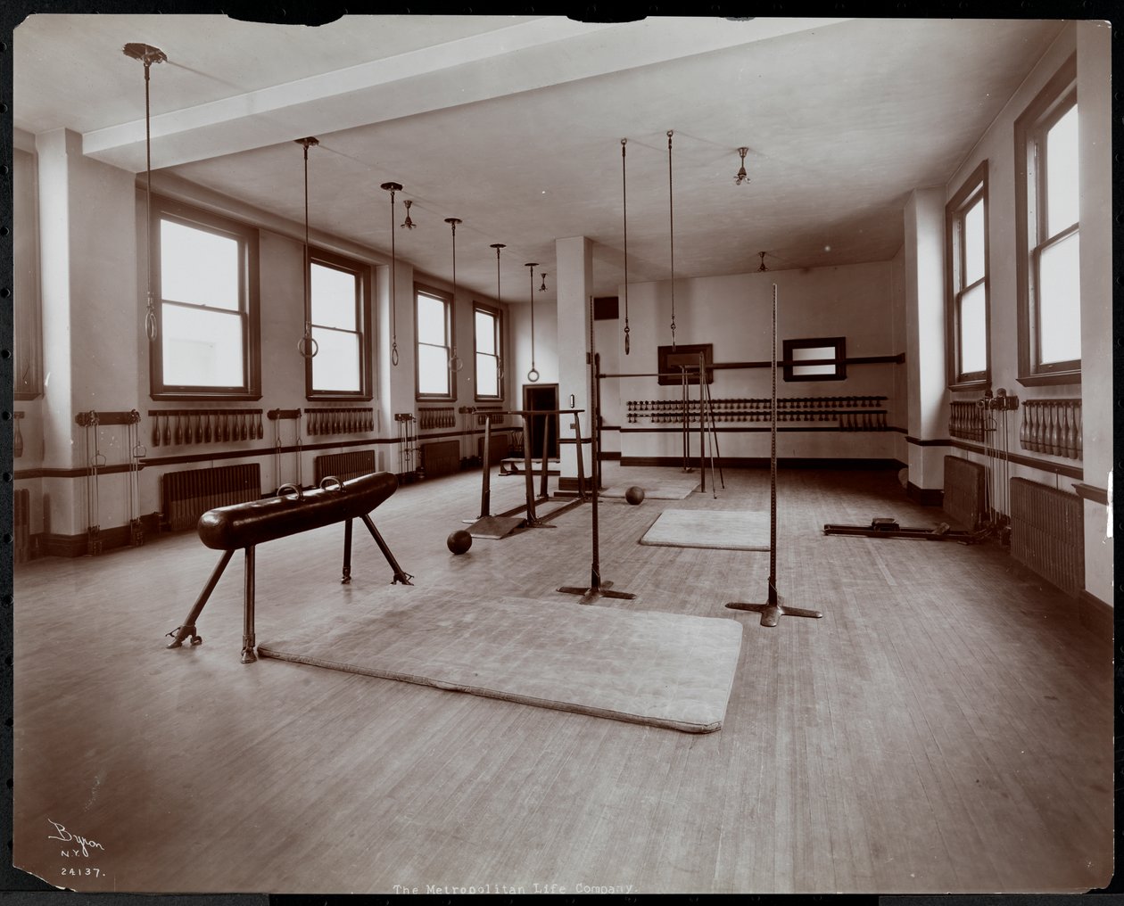 Gymnasium v Metropolitan Life Insurance Co. na 23. ulici a Madison Avenue, New York, 1907 (stříbrný želatinový tisk) od Byron Company