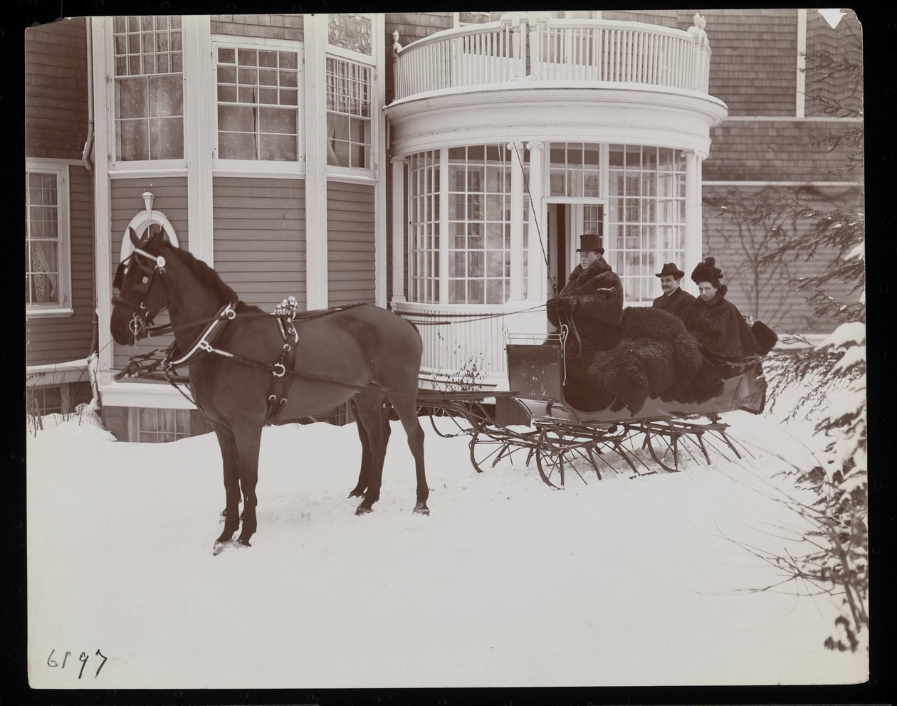 Sáně tažené koňmi před rezidencí Westmoreland Davis v Tuxedo Park, New York, 1899 (stříbrný želatinový tisk) od Byron Company