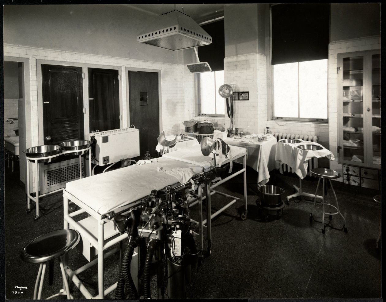Nemocniční operační nebo porodní sál, New York, 1941 nebo 1942 (stříbrný želatinový tisk) od Byron Company