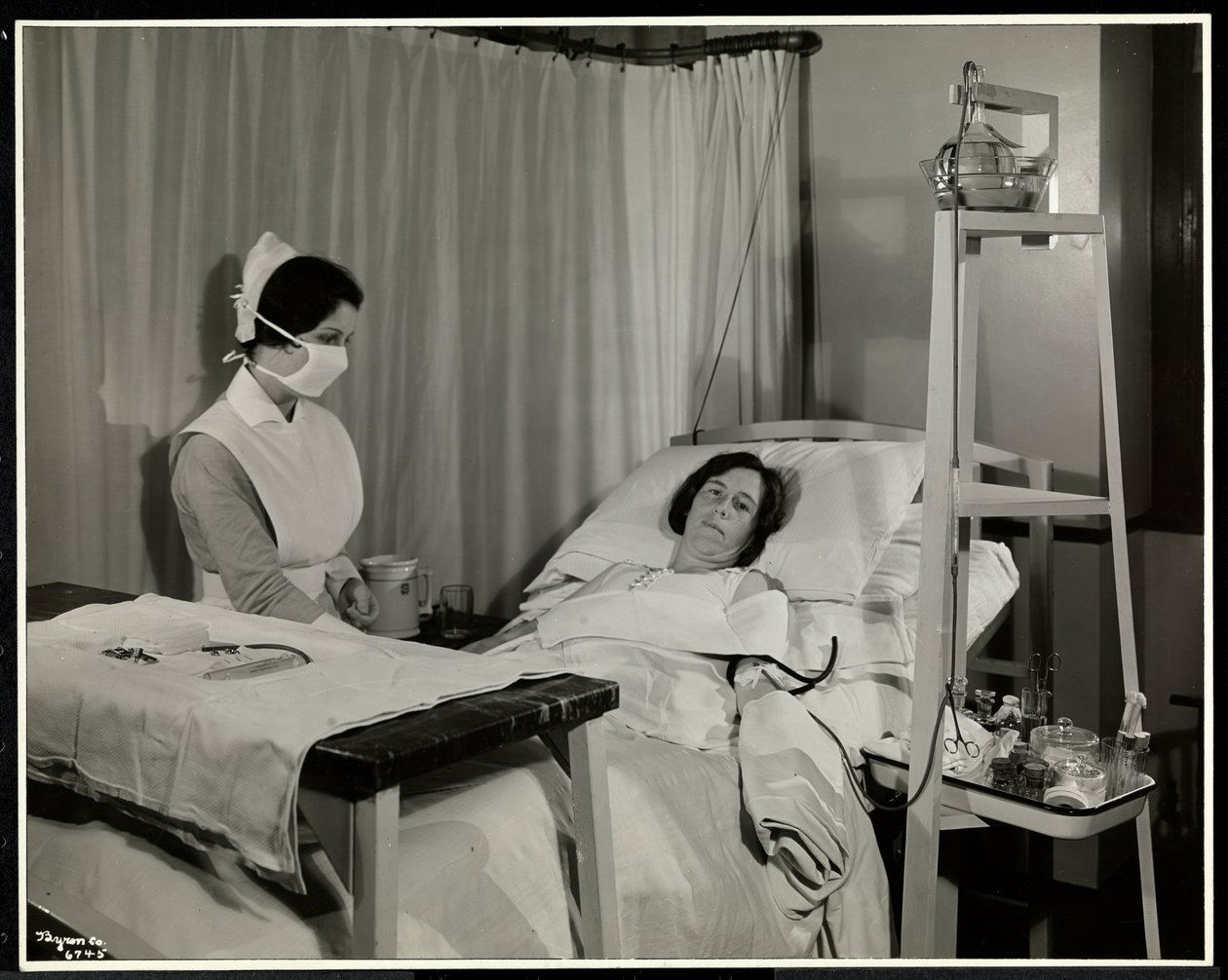 Maskovaná sestra s pacientem v pokoji v Sloane Medical Hospital, Broadway a 168th Street, New York, 1932 (stříbrný želatinový tisk) od Byron Company