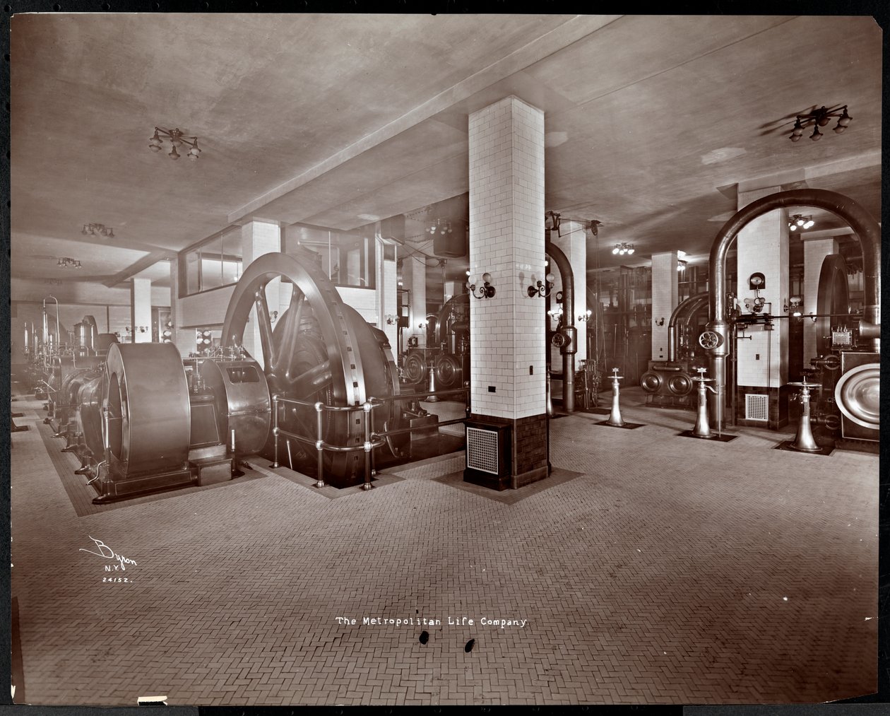 Místnost mechanického vybavení v Metropolitan Life Insurance Co. na 23. ulici a Madison Avenue, New York, 1907 (stříbrný želatinový tisk) od Byron Company