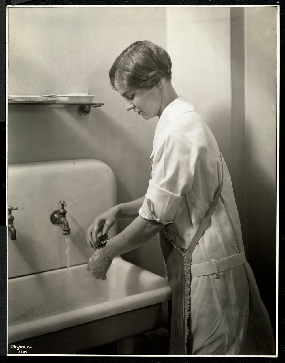 Sestra myjící si ruce, 1928 (stříbrný želatinový tisk) od Byron Company