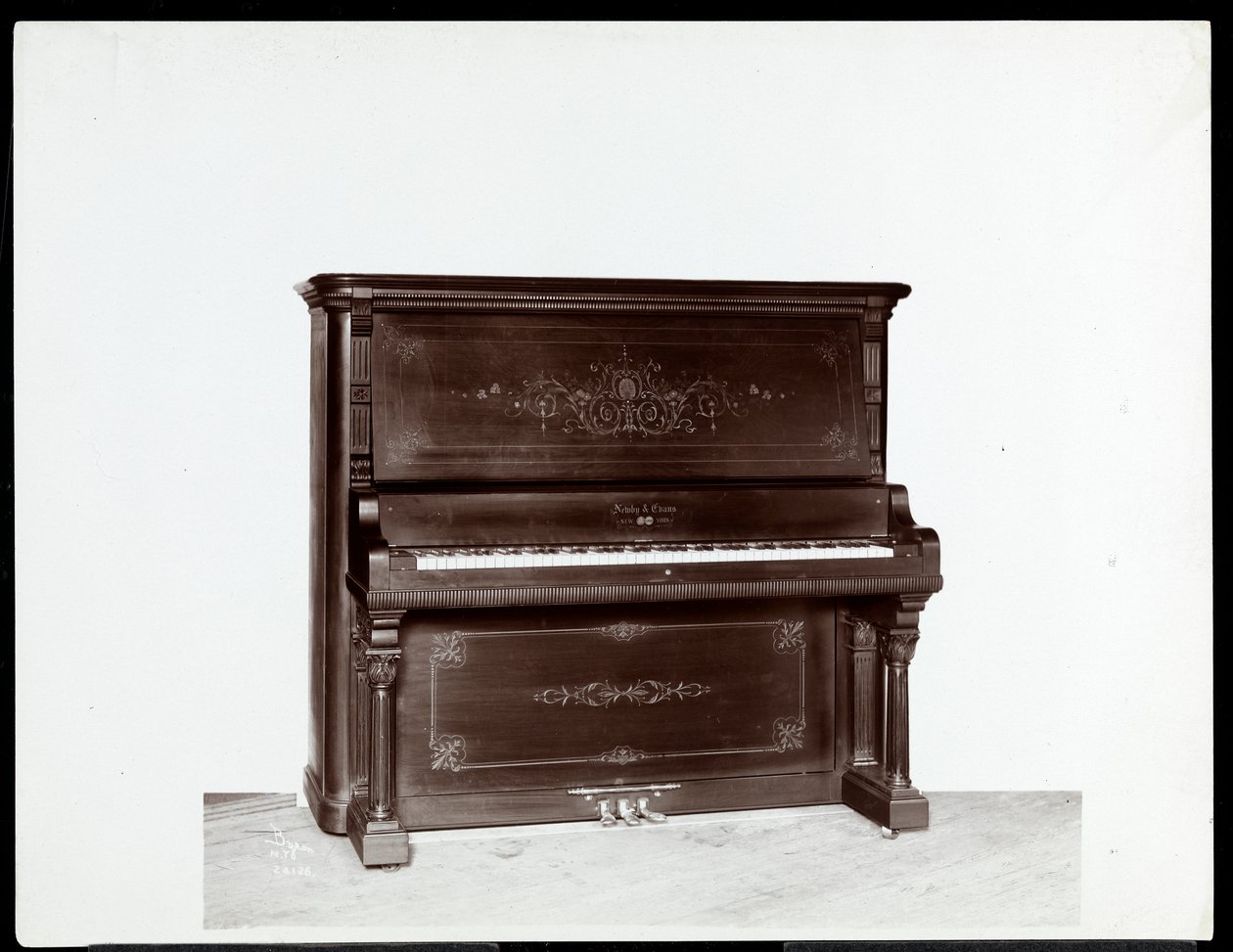Klavír od Newby und Evans Piano Co., 1907 (stříbrný želatinový tisk) od Byron Company