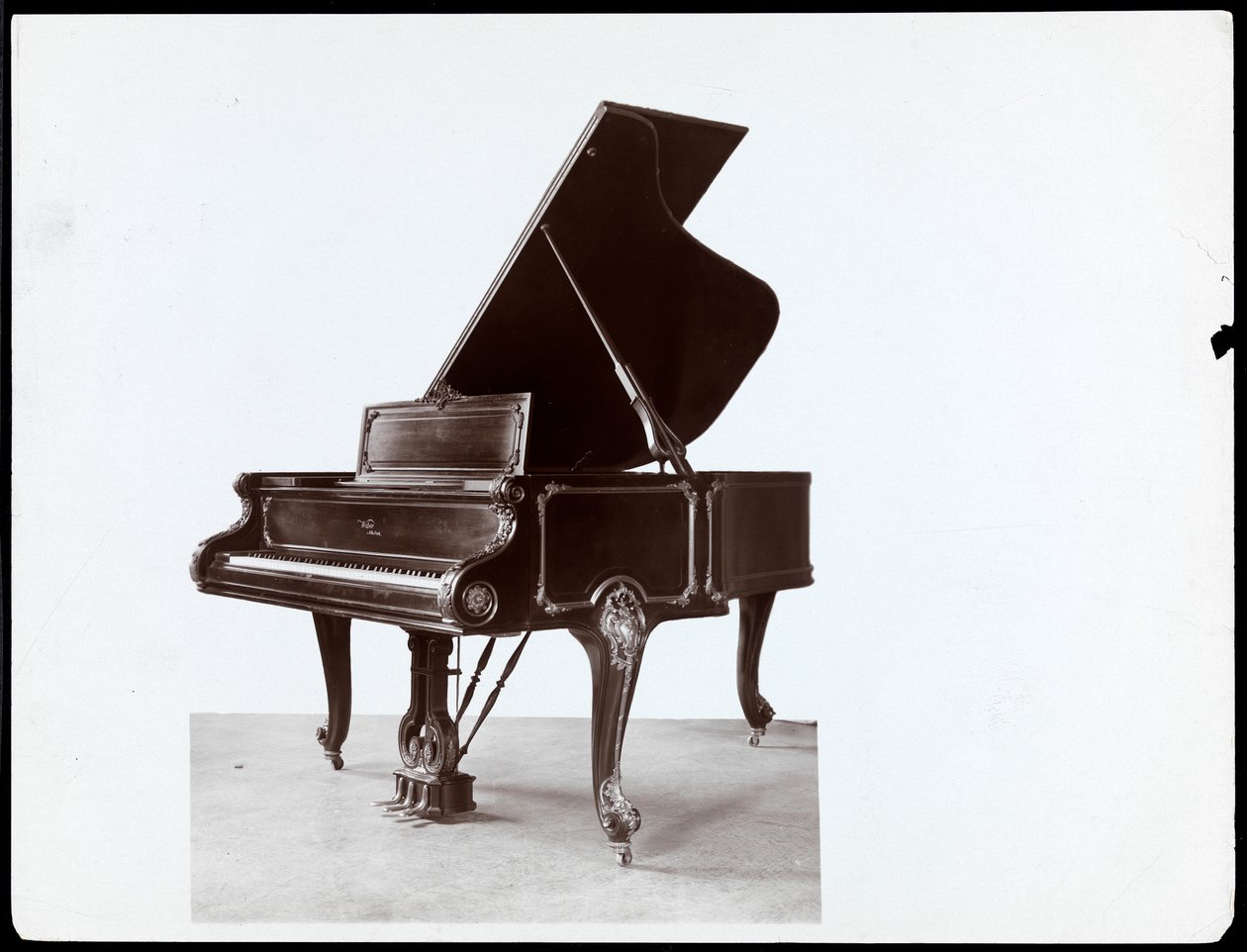 Klavír od Weber und Co., New York, mezi 1900-20 (stříbrný želatinový tisk) od Byron Company