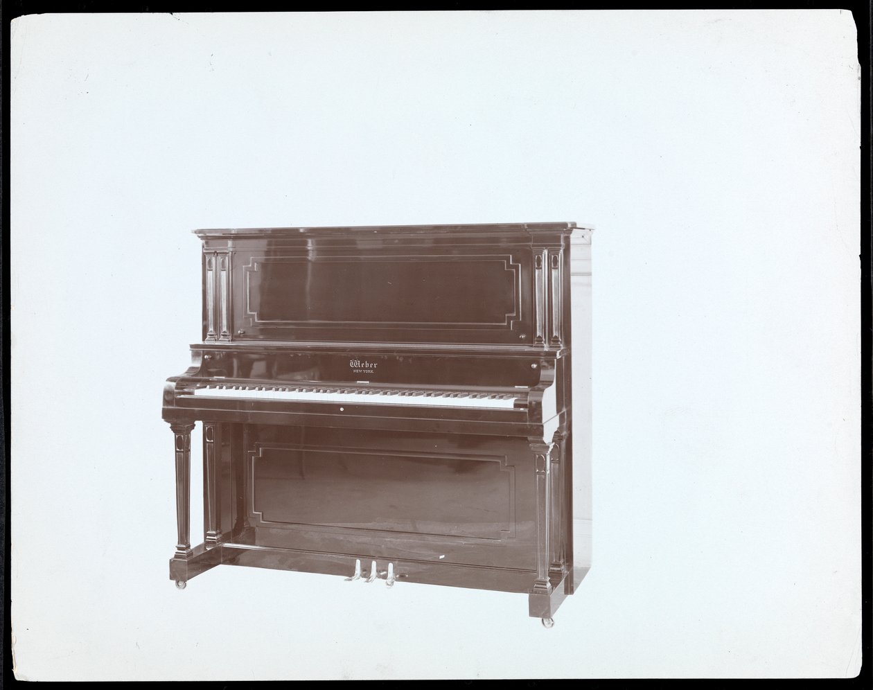 Klavír od Weber und Co., New York, kolem roku 1910 (stříbrný želatinový tisk) od Byron Company