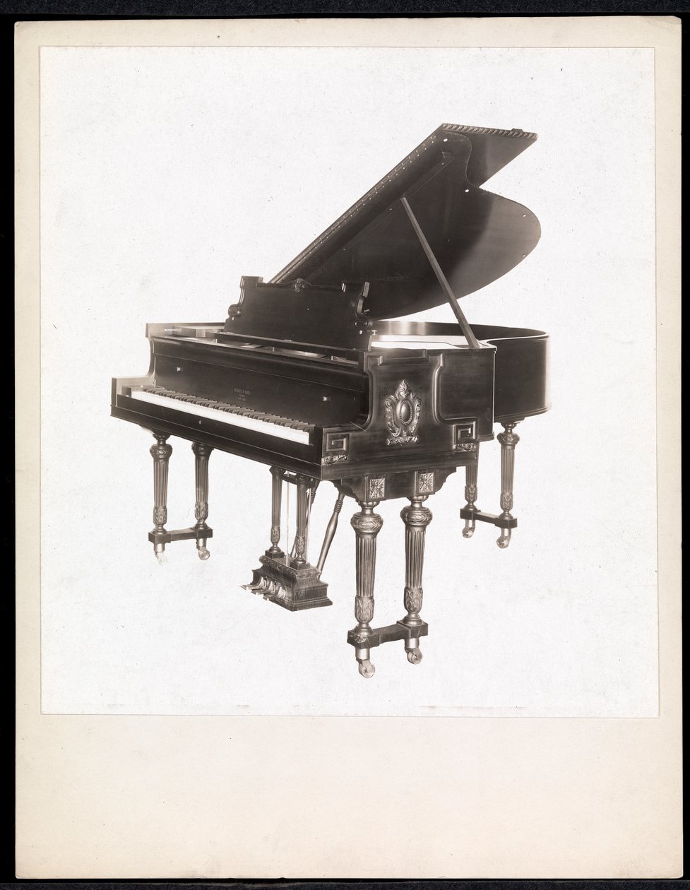 Klavír od Krakauer Piano Co., New York, mezi 1895-1915 (stříbrný želatinový tisk) od Byron Company