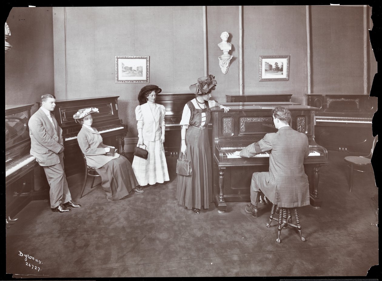 A piano showroom, New York, 1907 (stříbrný želatinový tisk) od Byron Company