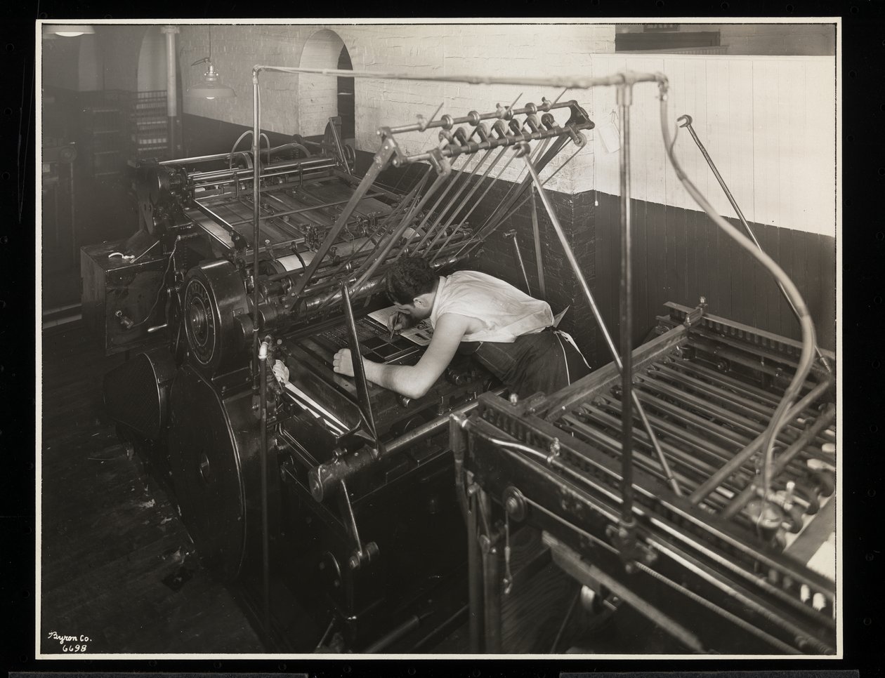 Tiskařský lis v Unz und Co., 24 Beaver Street, New York, 1932 (tisk ze stříbra) od Byron Company