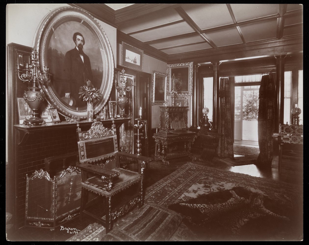 Pokoj v rezidenci Westmoreland Davis v Tuxedo Park, New York, 1899 (stříbrný želatinový tisk) od Byron Company