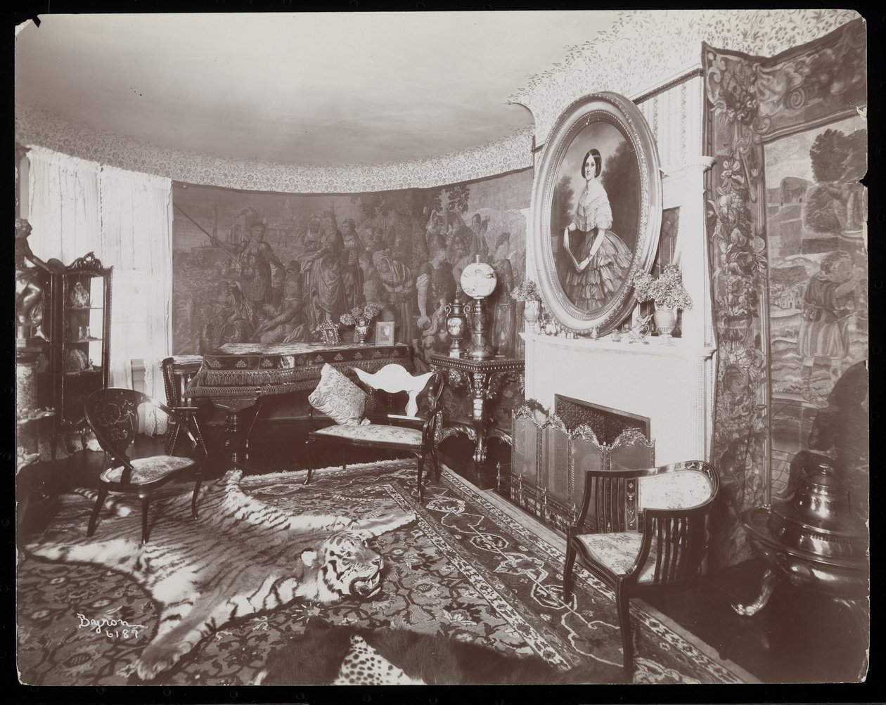 Pokoj v rezidenci Westmoreland Davis v Tuxedo Parku, New York, 1899 (stříbrný želatinový tisk) od Byron Company