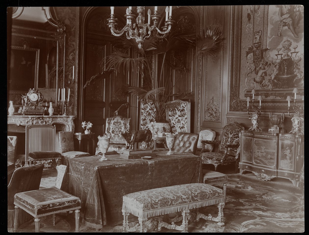 Pokoj v rezidenci hraběnky De Ganay, Paříž, kolem roku 1900 (stříbrný želatinový tisk) od Byron Company