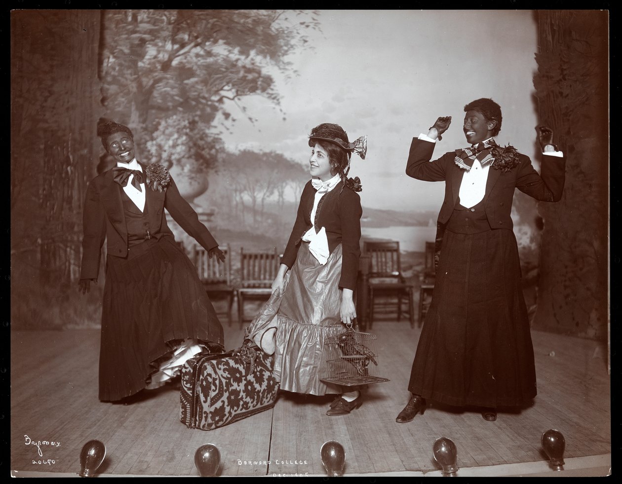 Scéna z The Junior Show, amatérské produkce prezentované podtřídami na Barnard College, New York, 1905 (stříbrný želatinový tisk) od Byron Company