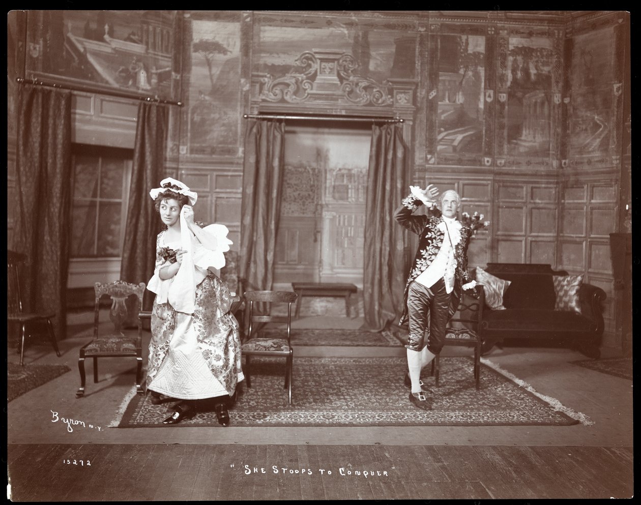 Scéna z amatérské produkce She Stoops to Conquer (stříbrný želatinový tisk) od Byron Company