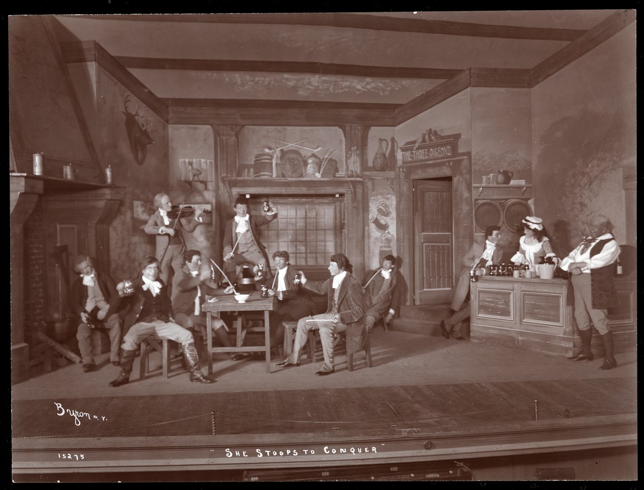 Scéna z amatérské produkce She Stoops to Conquer (stříbrný želatinový tisk) od Byron Company