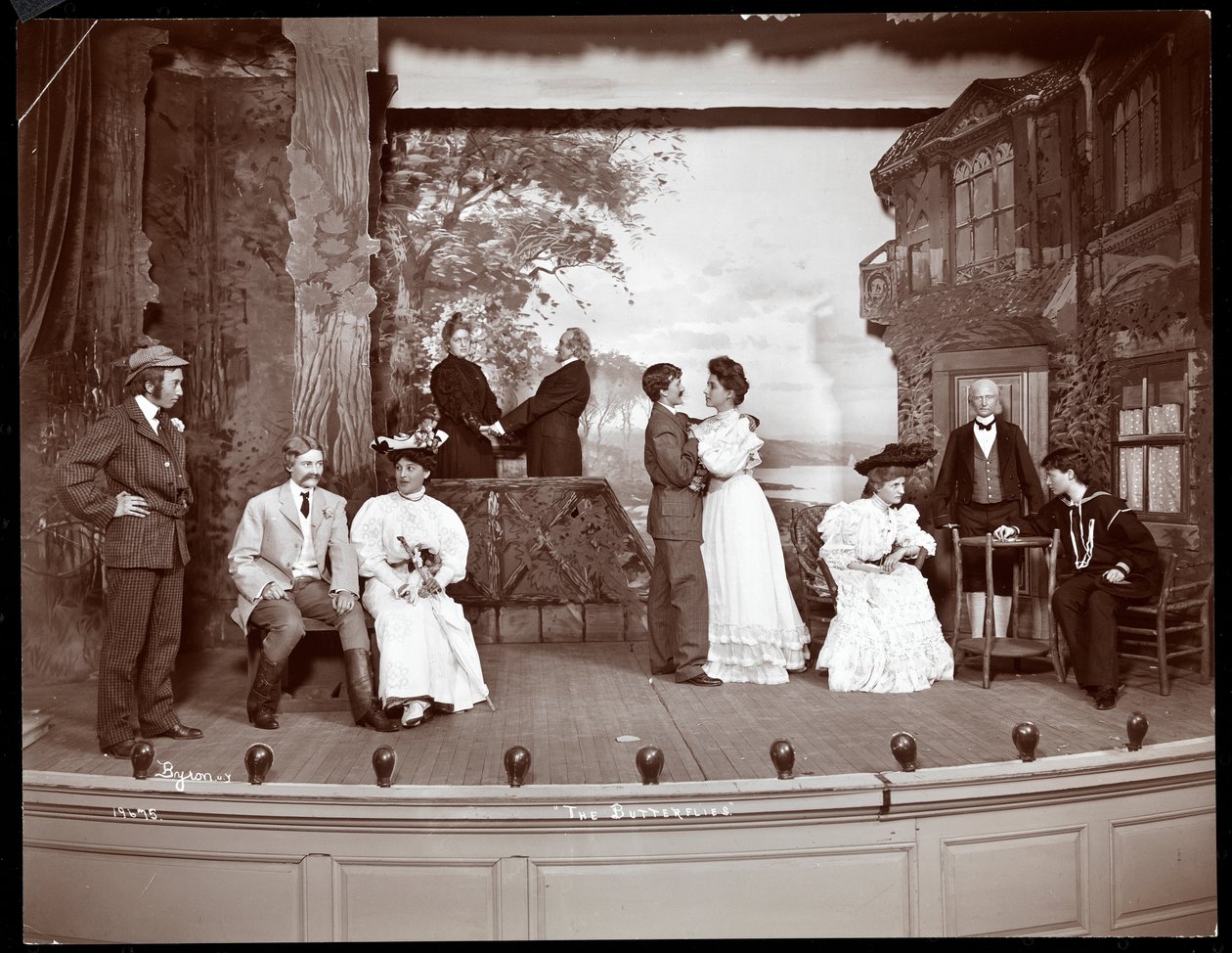 Scéna z amatérské inscenace hry s názvem The Butterflies uvedené na Barnard College v New Yorku (stříbrný želatinový tisk) od Byron Company