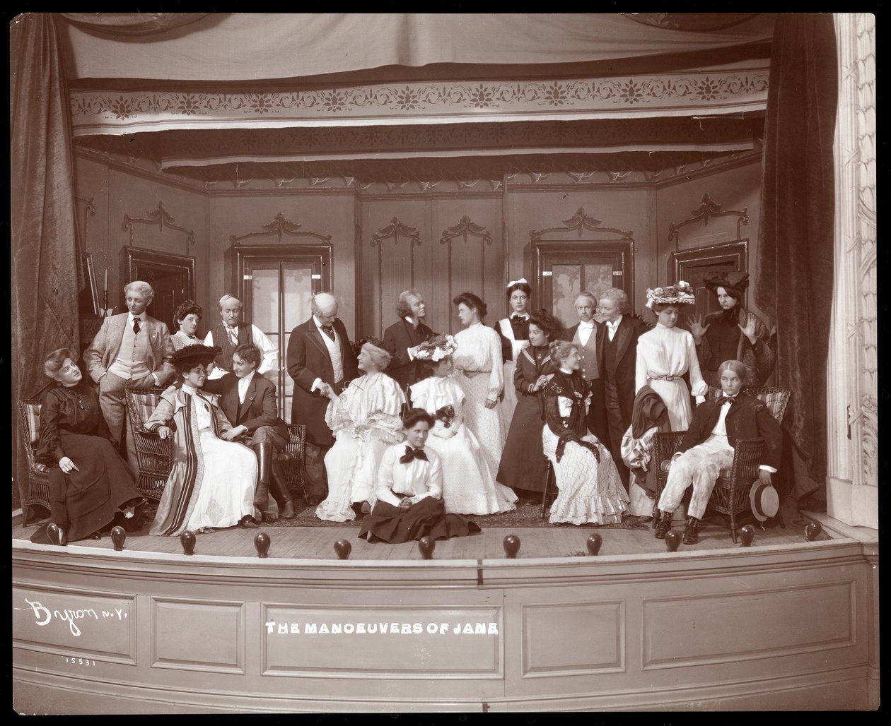 Scéna z amatérské inscenace hry s názvem Manoeuvers of Jane uvedené na Barnard College v New Yorku (stříbrný želatinový tisk) od Byron Company