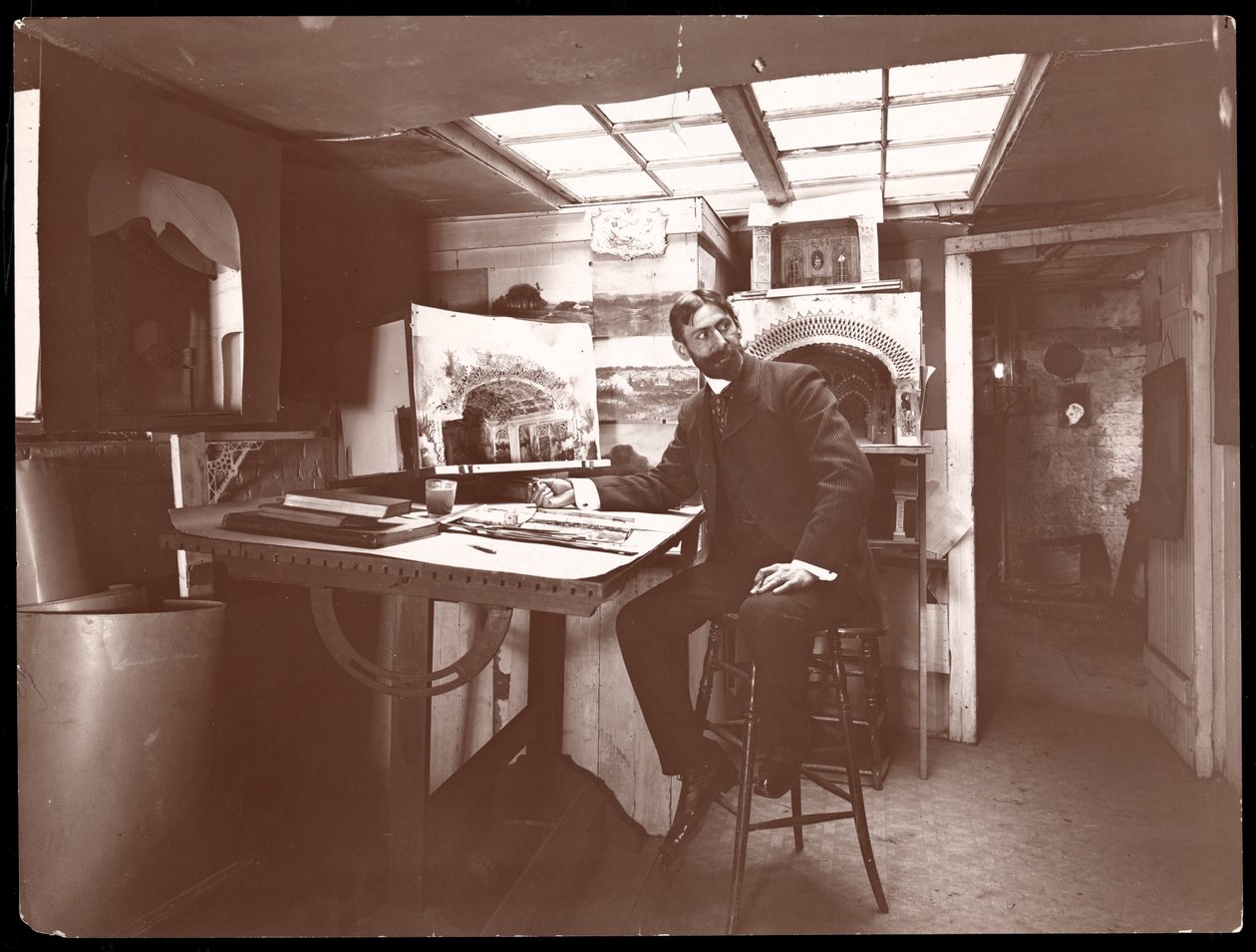Scénograf ve svém studiu, New York, 1901 (stříbrný želatinový tisk) od Byron Company