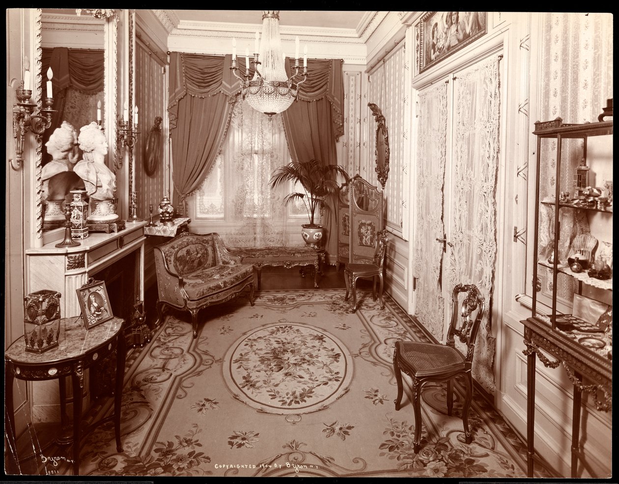 Malý pokoj v rezidenci paní Leslie Carterové v New Yorku, 1904 (stříbrný želatinový tisk) od Byron Company