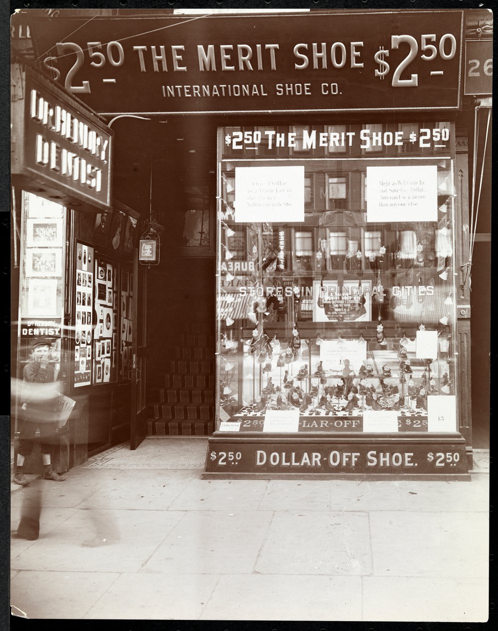 Výloha International Shoe Co., New York, 1905 (stříbrný želatinový potisk) od Byron Company