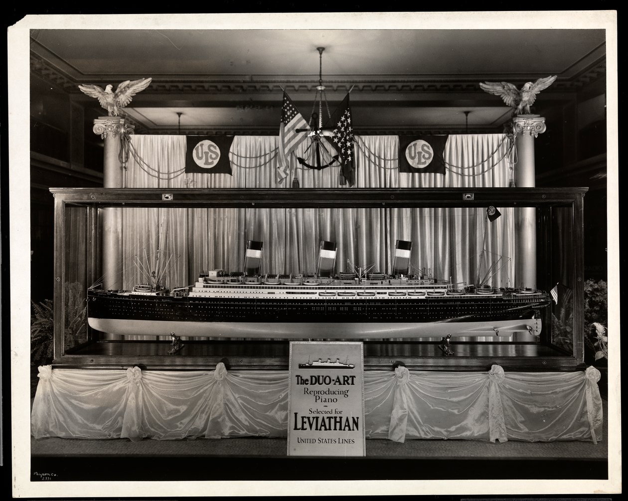 Výloha společnosti Aeolian Company, 29 West 42nd Street, New York (stříbrný želatinový tisk) od Byron Company