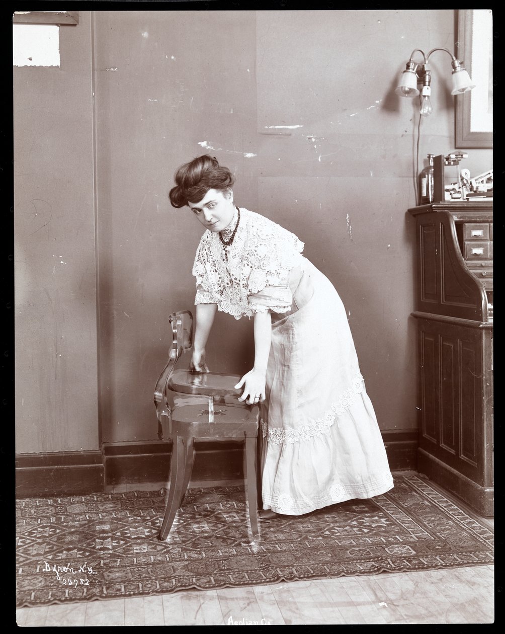 Žena předvádí speciální židli u společnosti Aeolian Co., New York, 1906 nebo 1907 (stříbrný želatinový tisk) od Byron Company