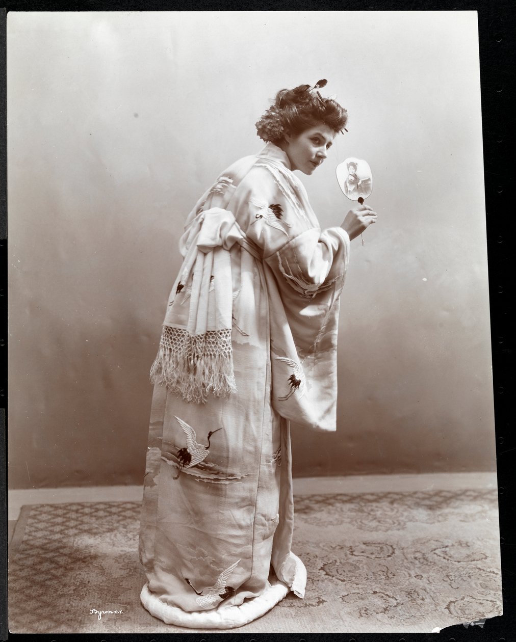 Žena modelující japonské kimono, New York, 1904 (stříbrný želatinový potisk) od Byron Company