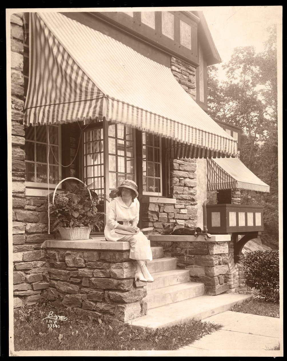 Žena sedící u vchodu do domu, 1915 (stříbrný želatinový tisk) od Byron Company