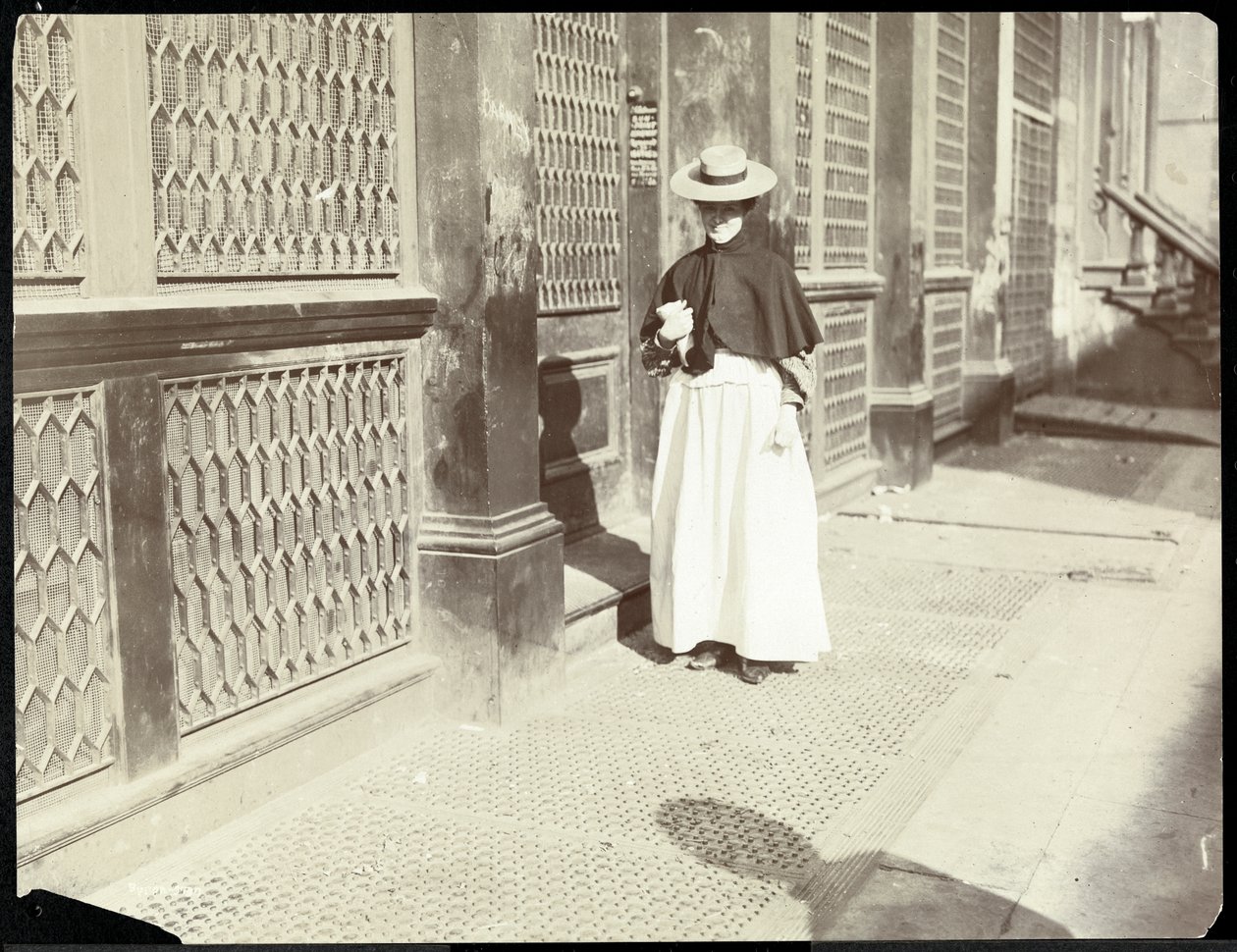 Žena jdoucí po chodníku, New York, 1896-98 (stříbrný želatinový potisk) od Byron Company