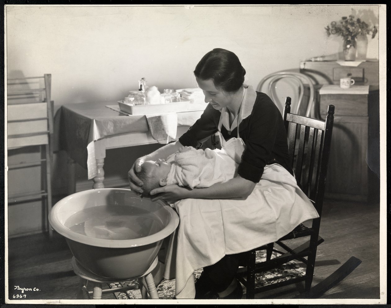 Žena umývá hlavu dítěte v Asociaci mateřského centra na 211 East 57th Street, New York, 1934 (stříbrný želatinový tisk) od Byron Company
