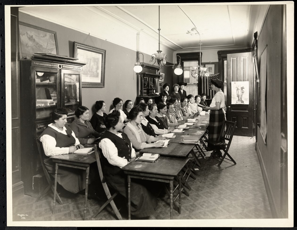 Kurz amerikanizace pro ženy v Rodeph Sholom Sisterhood, 157 East 94th Street, New York, 1920 (stříbrný želatinový tisk) od Byron Company