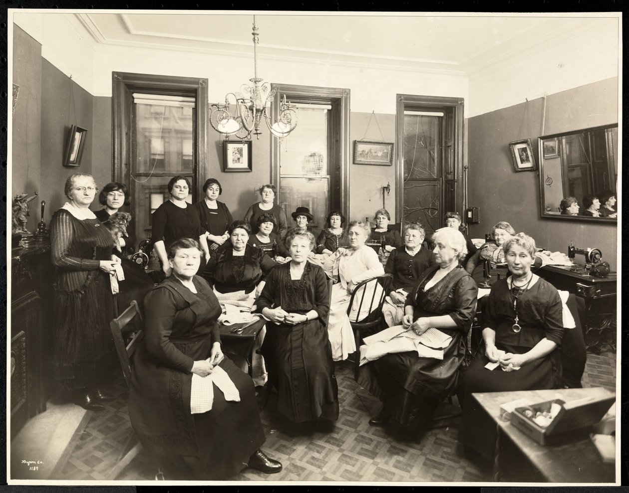 Dámský šicí kruh na 157 East 94th Street, Upper East Side, New York, 1920 (stříbrný želatinový tisk) od Byron Company