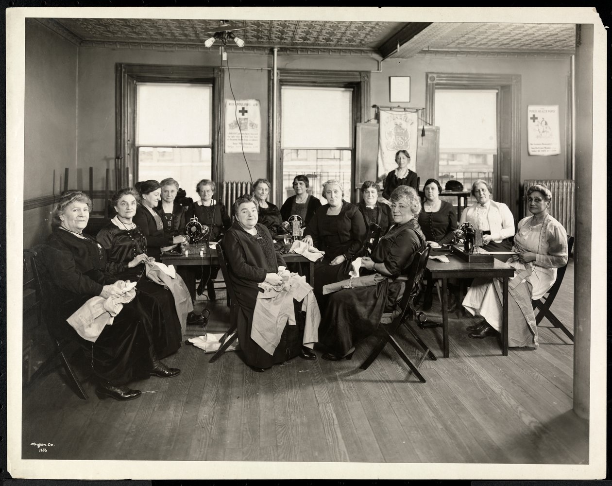Ženský šicí kroužek v Amelia Relief Society, 115 East 101st Street, East Harlem, New York, 1920 (stříbrný želatinový tisk) od Byron Company