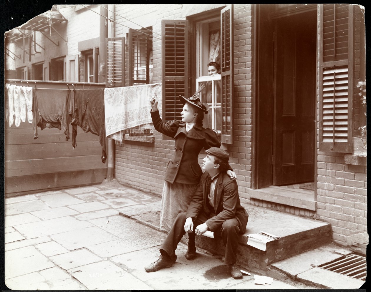 Mladý muž a žena pózovali u prahu, New York, 1896-98 (stříbrný želatinový tisk) od Byron Company