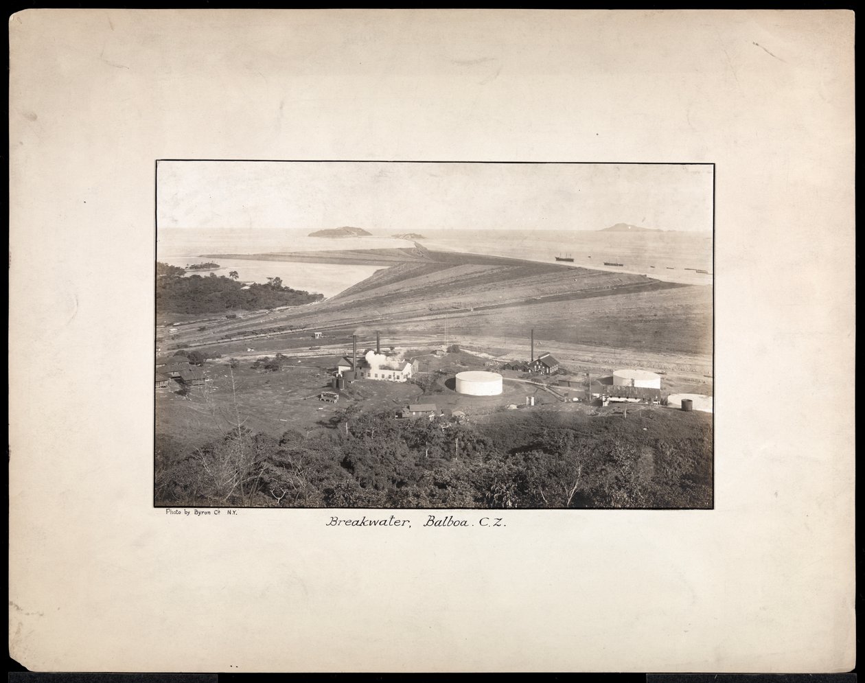Letecký pohled na vlnolam v Balboa, tichomořský vstup do Panamského průplavu, 1912 nebo 1913 (stříbrný želatinový tisk) od Byron Company