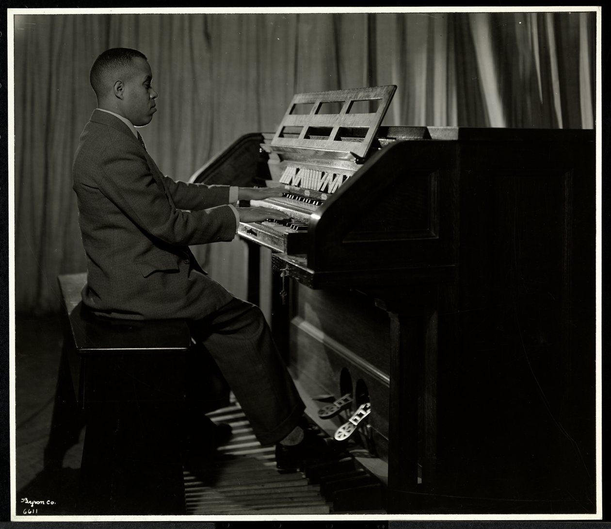Afroameričan hrající na varhany v New York Association for the Blind, 111 East 59th Street, New York, 1934 (stříbrný želatinový tisk) od Byron Company