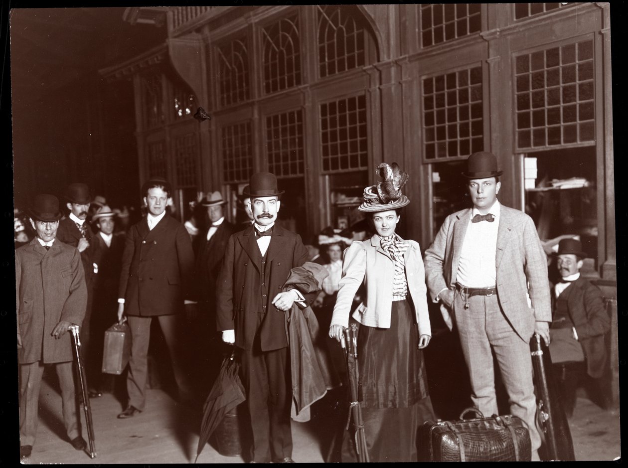Alice Nielsen, Eugene Cowles a Frank Perley před nástupem do zvláštního vlaku směřujícího do Toronta, Kanada, 1898 (stříbrný želatinový tisk) od Byron Company